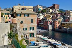 La piazza Enrico Bassano e la spiaggia di Boccadasse a Genova - © Okunin / Shutterstock.com