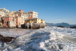 Una mareggiata a Genova, nel quartiere di Boccadesse