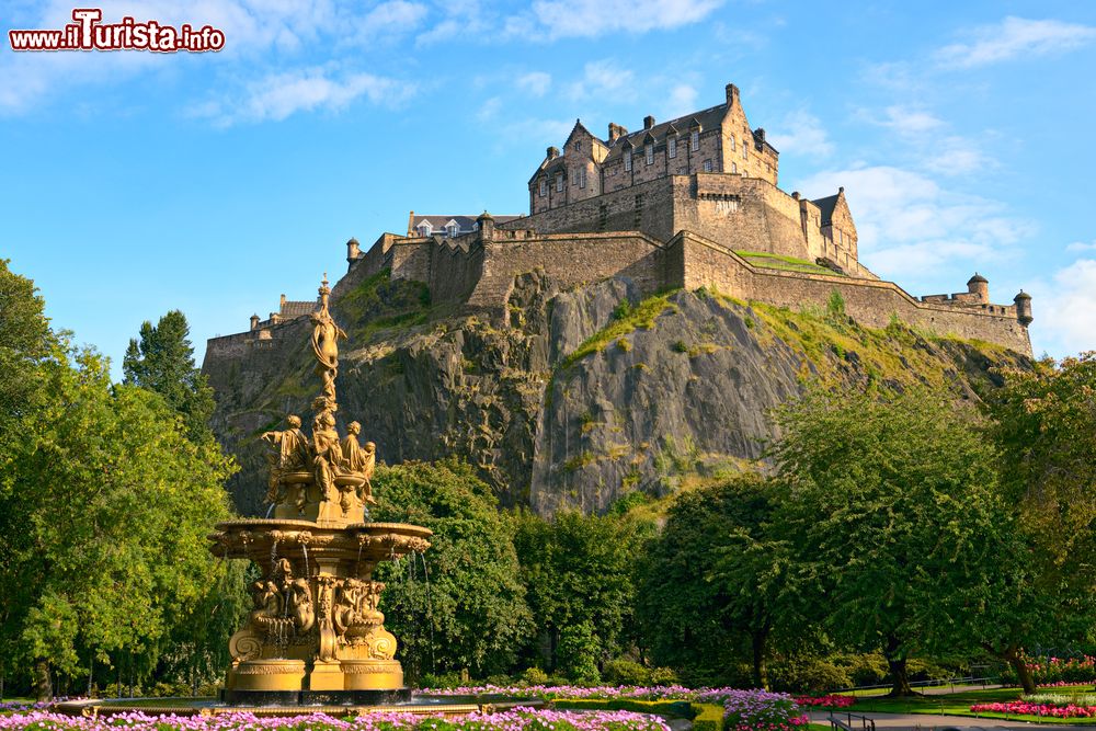 Immagine Il Castello di Edimburgo fotografato da Princes Street Gardens