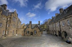 Una coorte interna del Castello di Edimburgo in Scozia