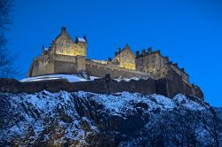 Fotografia invernale del Castello di Edimburgo in Scozia