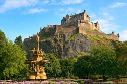 Il Castello di Edimburgo fotografato da Princes Street Gardens