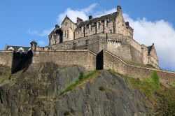 Particolare delle mura e del corpo principale del Castello di Edimburgo