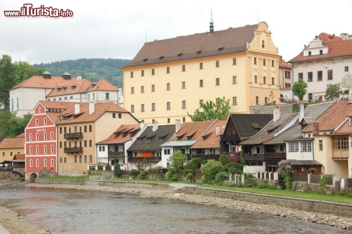 Le case di Cesky Krumlov viste dalla Moldava