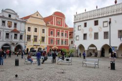 La piazza centrale nel villaggio di Cesky Krumlov ...