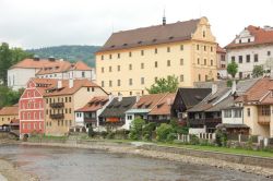 Le case di Cesky Krumlov viste dalla Moldava