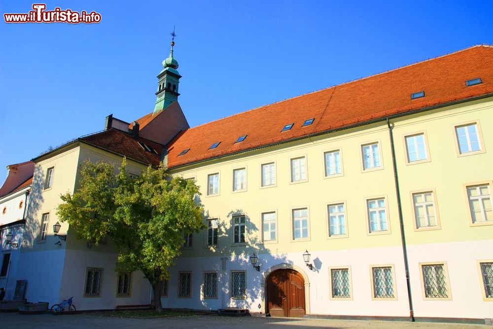 Immagine Nel cuore di Gornji Grad (la Città Alta) di Zagabria, si trova la Galleria Klovicevi Dvori, un importante spazio museale che ospita importanti eventi mondiali di arte.