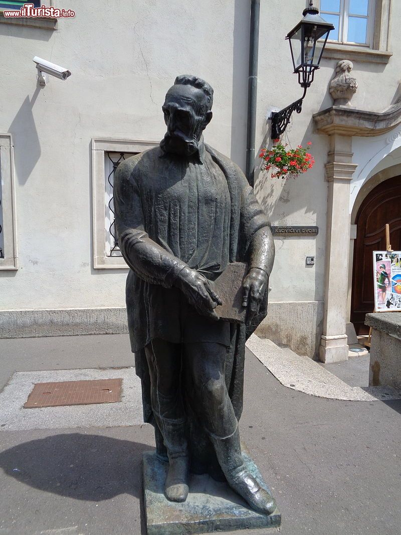 Immagine La statua di Giorgio Giulio Clovio (Juraj Julije Klović) presso la Galleria Klovicevi Dvori a Zagabria - foto © Silverije, CC BY-SA 4.0, Link