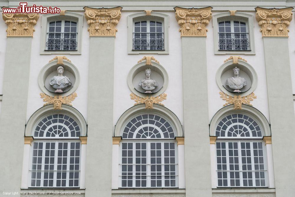 Immagine Finestre della facciata del Castello di Nymphenburg a Monaco di Baviera. L'edifico fu progettato dall'italiano Agostino Barelli - foto © Yury Dmitrienko / Shutterstock.com
