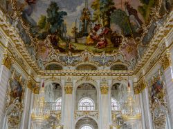 Lo sfarzoso interno della Festsaal del Castello di Nymphenburg (Monaco di Baviera). Il palazzo è oggi abitazione e cancelleria dal casato dei Wittelsbach - foto © Andrey Shcherbukhin ...