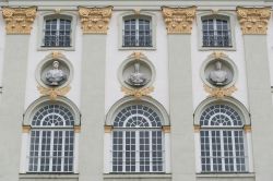 Finestre della facciata del Castello di Nymphenburg a Monaco di Baviera. L'edifico fu progettato dall'italiano Agostino Barelli - foto © Yury Dmitrienko / Shutterstock.com