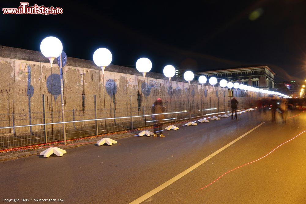 Immagine L'installazione luminosa intitolata "Lichtgrenze" presso lo spazio all'aperto della Topographie des Terrors (Topografia del Terrore), in occasione del 25° anniversario della caduta del Muro di Berlino - foto © 360b / Shutterstock.com