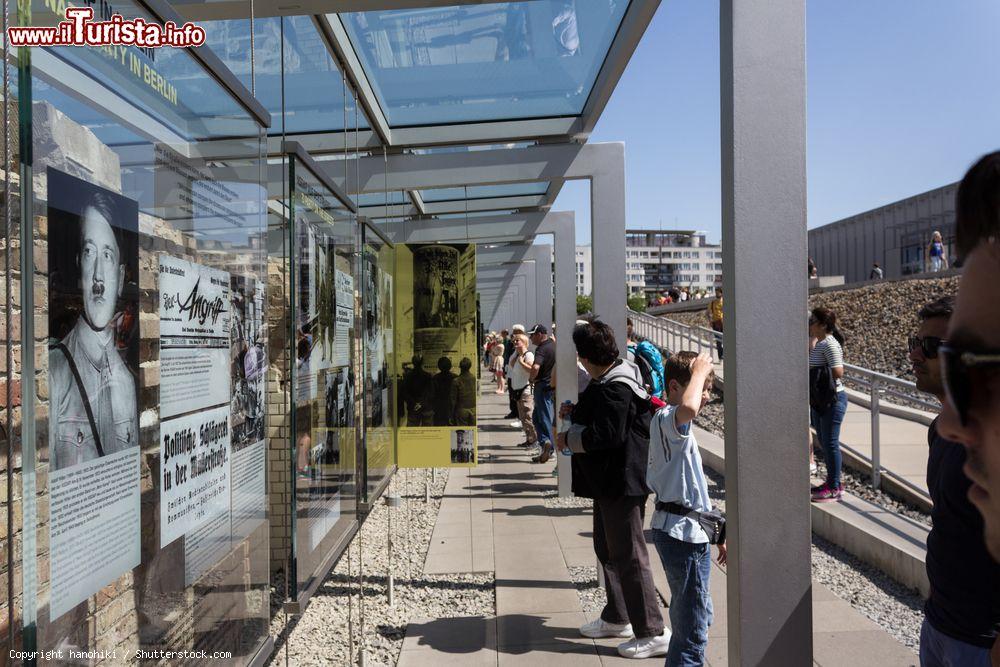 Immagine Turisti osservano i pannelli della mostra "Berlino 1933-1945: tra terrore e propaganda" presso il museo Topographie des Terrors (Topografia del Terrore) - foto © hanohiki / Shutterstock.com