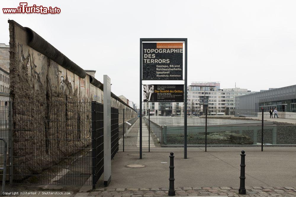 Immagine Il Muro di Berlino e l'adiacente museo "Topographie des Terrors", che ripercorre le tappe del nazismo in Germania - © hinterhof / Shutterstock.com