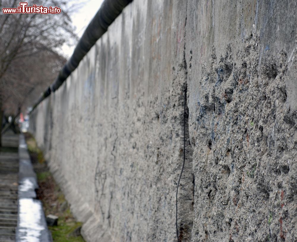 Immagine Un tratto originale del Muro di Berlino presso il centro di documentazione "Topographie des terrors" (Topografia del Terrore), in Niederkirchnerstraße.