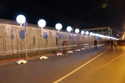 L'installazione luminosa intitolata "Lichtgrenze" presso lo spazio all'aperto della Topographie des Terrors (Topografia del Terrore), in occasione del 25° anniversario ...