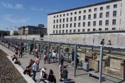 Fuori dalla struttura del centro di documentazione sul nazismo "Topographie des terrors" corre ancora un tratto del vecchio Muro di Berlino - foto © hanohiki / Shutterstock.com ...