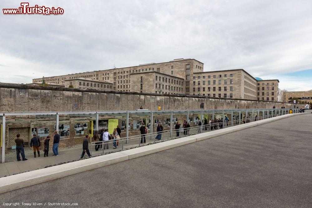 Immagine Topographie des Terrors è un museo e centro di documentazione sul nazismo. Proprio accanto al museo correva il Muro di Berlino, visibile nella foto assieme all'ex Ministero dell'Aria del Reich - © Tommy Alven / Shutterstock.com