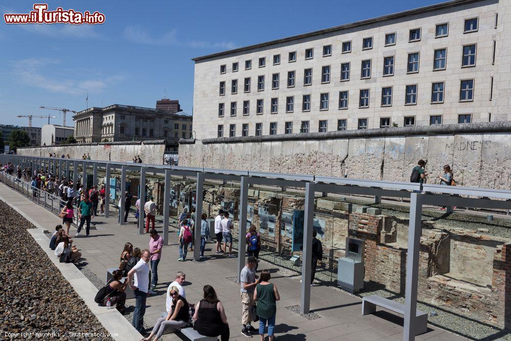 Immagine Fuori dalla struttura del centro di documentazione sul nazismo "Topographie des terrors" corre ancora un tratto del vecchio Muro di Berlino - foto © hanohiki / Shutterstock.com