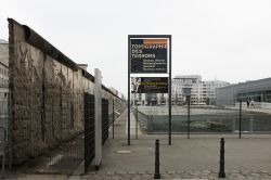 Il Muro di Berlino e l'adiacente museo "Topographie des Terrors", che ripercorre le tappe del nazismo in Germania - © hinterhof / Shutterstock.com
