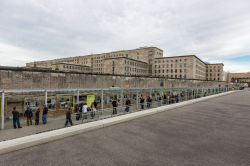 Topographie des Terrors è un museo e centro di documentazione sul nazismo. Proprio accanto al museo correva il Muro di Berlino, visibile nella foto assieme all'ex Ministero dell'Aria ...