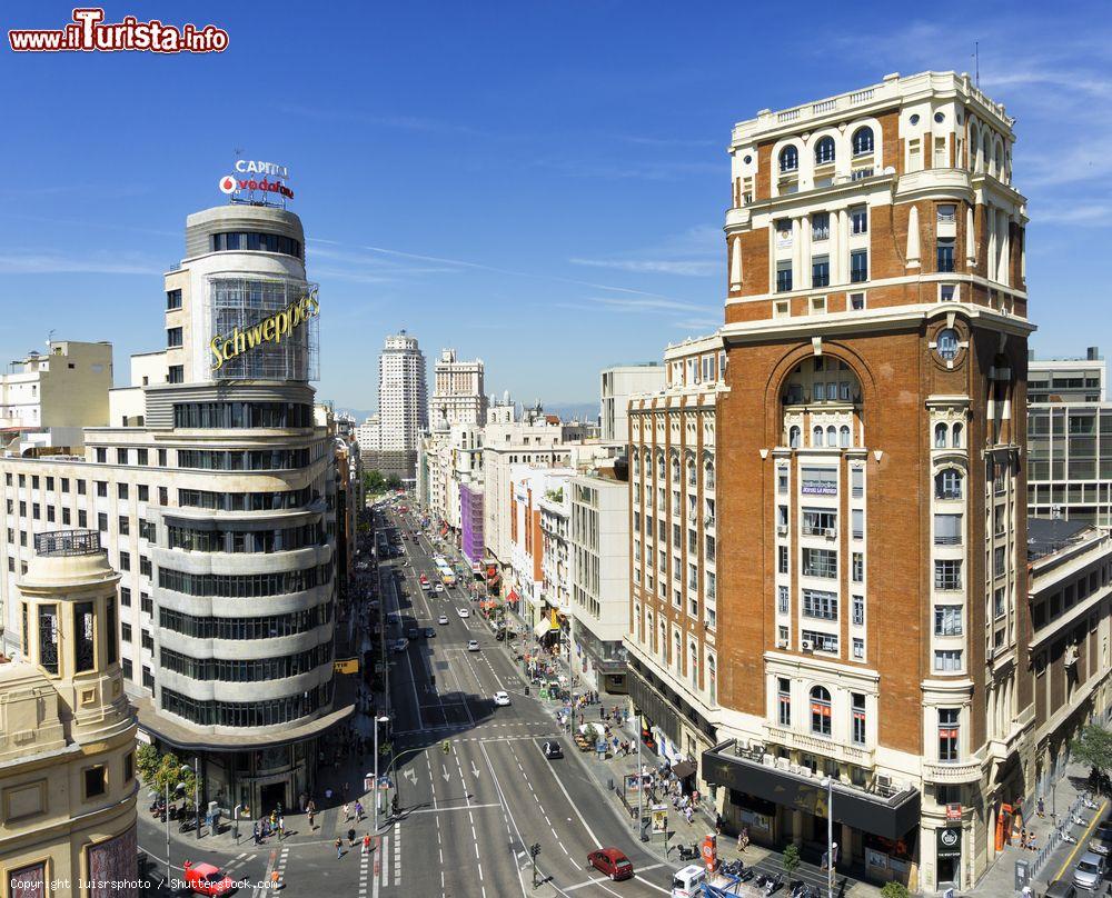 Immagine La Gran Vía di Madrid è la strada più famosa della capitale spagnola. Qui si può notare il Palacio de la Prensa - foto © luisrsphoto / Shutterstock.com