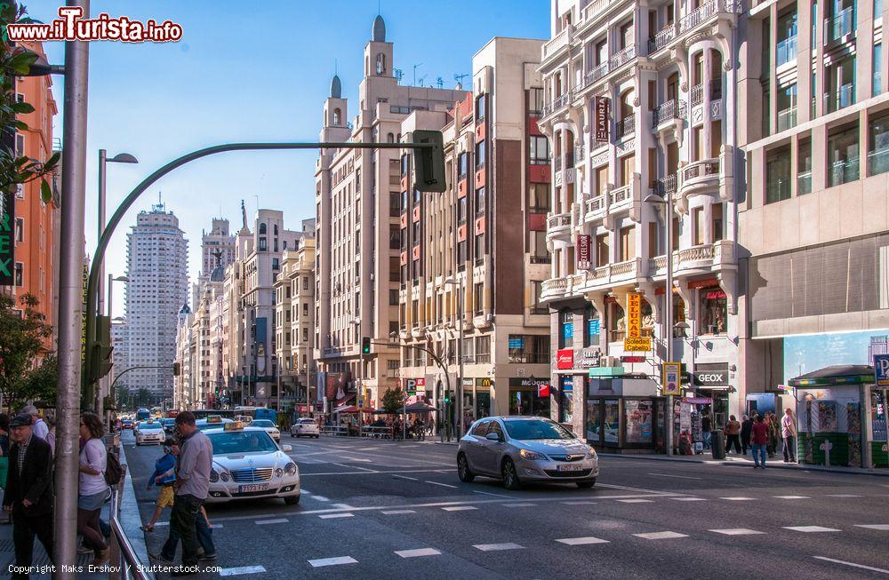 Immagine La Gran Vía è il cuore di Madrid; animata in ogni momento del giorno e della notte, è il luogo per eccellenza dello shopping della capitale spagnola - foto © Maks Ershov / Shutterstock.com