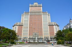 L'Edificio España è un grattacielo di Madrid. Sorge sulla Gran Vía in Plaza de España ed è l'ottavo edificio più alto della città - foto ...