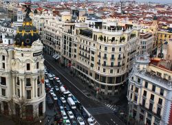 Il Metropolis è uno dei palazzi più fotografati di Madrid. Si tratta di un edificio in stile liberty che sorge lungo la Gran Vía - foto © Andrii Zhezhera / Shutterstock.com ...
