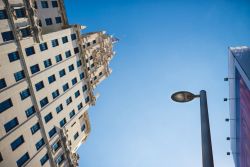 Sulla Gran Vía nel centro di Madrid (Spagna) si affacciano alti palazzi classici e moderni. La sua costruzione iniziò nel 1910, all’epoca di Alfonso XIII - foto © elenaburn ...