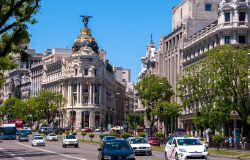 La Gran Vía misura 1,3 km e attraversa il centro di Madrid tagliandolo in due - foto © Maks Ershov / Shutterstock.com