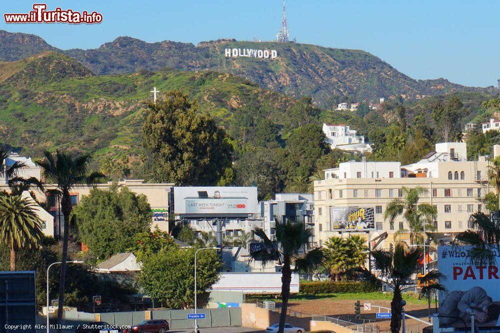 Immagine L'insegna di Hollywood svetta sul Monte Lee, che domina il quartiere degli "studios" nella città di Los Angeles, California - © Alex Millauer / Shutterstock.com