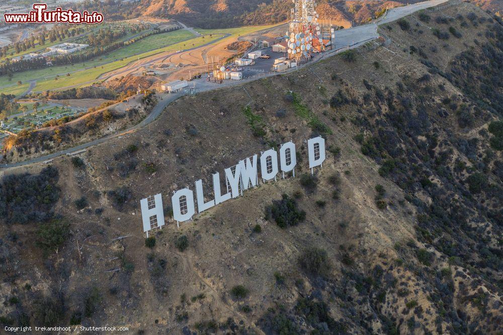 Immagine Los Angeles, California, USA: la scritta di Hollywood campeggia sul Monte Lee, al di sopra del famoso quartiere cinematografico - foto © trekandshoot / Shutterstock.com