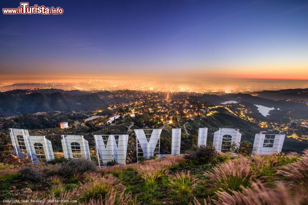 Immagine Los Angeles: vista panoramica sulla città più importante della California dalla collina che ospita l'insegna di Hollywood di notte - foto © Sean Pavone / Shutterstock.com