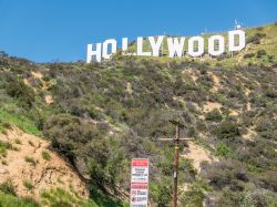 Los Angeles, California: la famosa insegna di Hollywood fu creata originariamente nel 1923 - foto © Grzegorz Czapski / Shutterstock.com