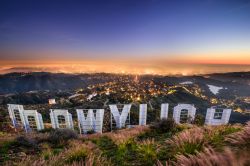 Los Angeles: vista panoramica sulla città più importante della California dalla collina che ospita l'insegna di Hollywood di notte - foto © Sean Pavone / Shutterstock.com ...