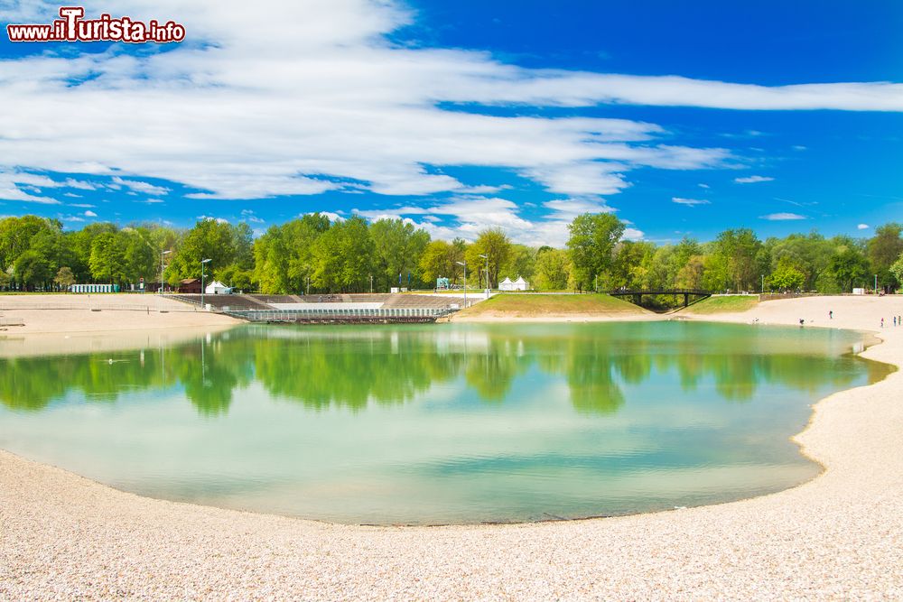 Immagine Un laghetto nell'enorme parco Bundek nei pressi del fiume Sava a Zagabria, capitale della Croazia.