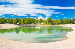 Un laghetto nell'enorme parco Bundek nei pressi del fiume Sava a Zagabria, capitale della Croazia.