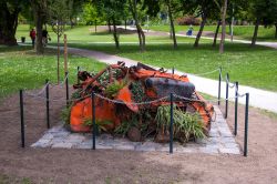 Una vecchia Fiat 500 demolita è oggi un'opera di street art nel parco Bundek di Zagabria (Croazia) - foto © Tamisclao / Shutterstock.com