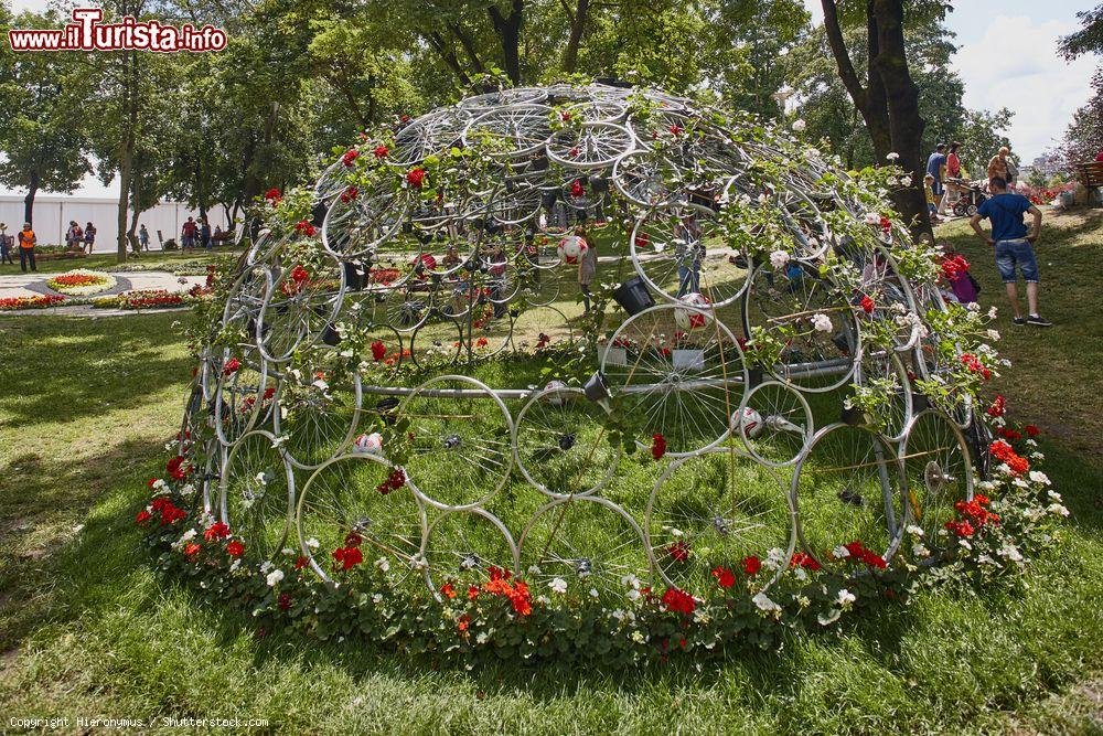 Immagine Una scultura floreale durante l'evento Floraart che si tiene in primavera nel parco Bundek a Zagabria - foto © Hieronymus / Shutterstock.com