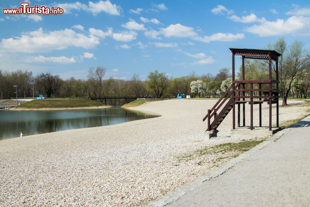 Immagine La torretta del guardaspiaggia presso il laghetto del parco Bundek a Zagabria (Croazia).