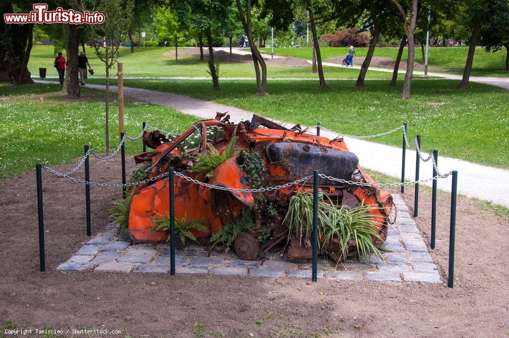 Immagine Una vecchia Fiat 500 demolita è oggi un'opera di street art nel parco Bundek di Zagabria (Croazia) - foto © Tamisclao / Shutterstock.com