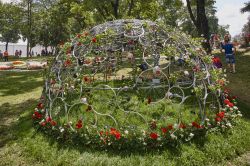 Una scultura floreale durante l'evento Floraart che si tiene in primavera nel parco Bundek a Zagabria - foto © Hieronymus / Shutterstock.com