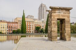 Parque del Oeste: il Tempio di Debod e, sullo sfondo, la moderna skyline di Madrid, capitale della Spagna.