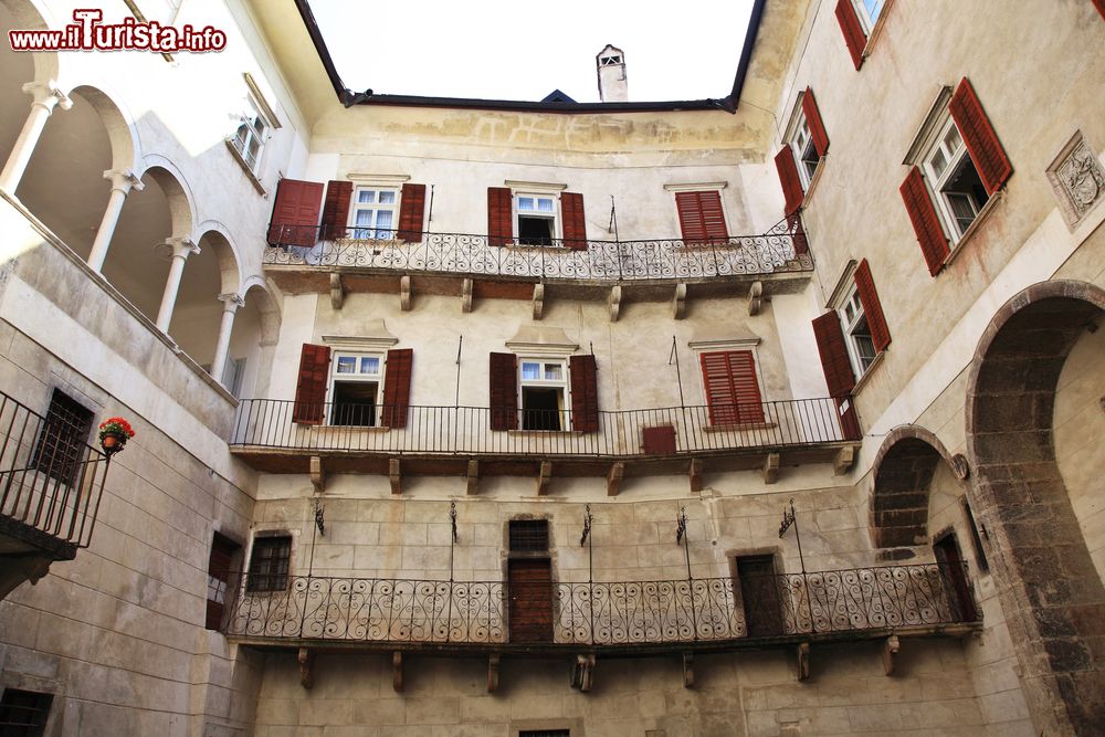 Immagine Archi e balconi dell'edificio di Castel Thun, nel paese di Vigo di Ton, 30 km a nord di Trento.