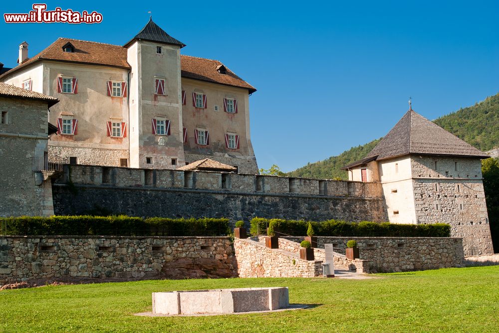 Immagine Il giardino, le mura e l'edificio principale di Castel Thun, uno degli emblemi della provincia di Trento.
