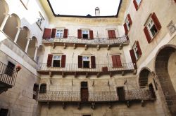 Archi e balconi dell'edificio di Castel Thun, nel paese di Vigo di Ton, 30 km a nord di Trento.