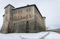 Una suggestiva immagine invernale del Castello Thun con la neve. Siamo a Vigo di Ton, sulle Alpi, in provincia di Trento.