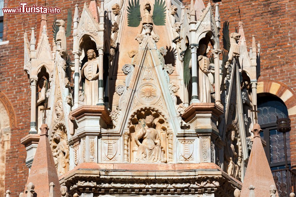 Immagine Arche Scaligere: dettaglio della tomba di Cansignorio della Scala (1340-1375), signore di Verona assieme a suo fratello Paolo Alboino. 