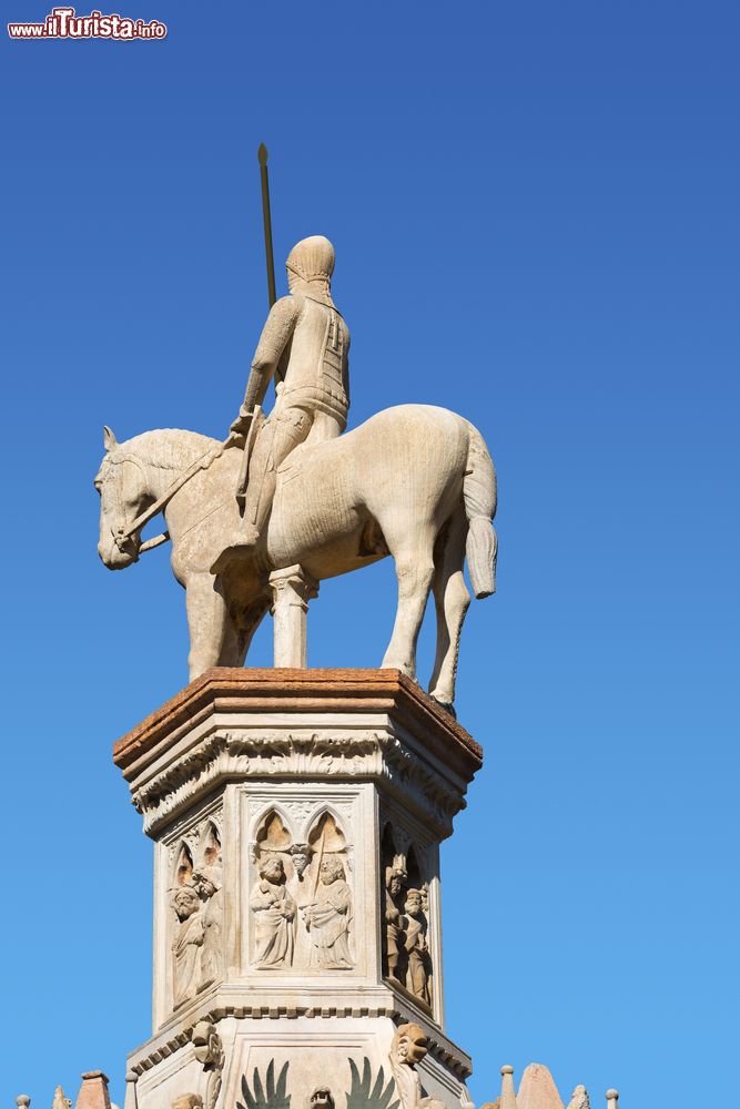 Immagine La statua di Cansignorio della Scala sulla sua tomba, la più famosa delle Arche Scaligere di Verona.